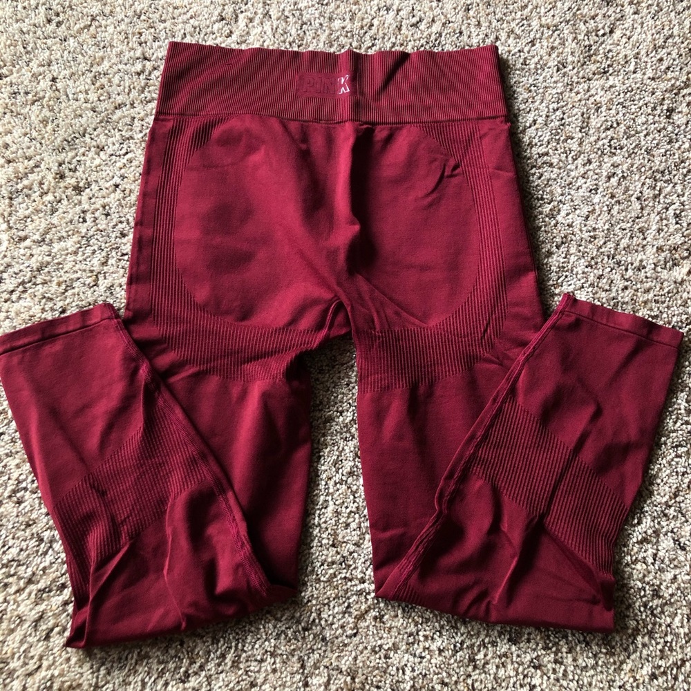 Scarlet red “everyday seamless”